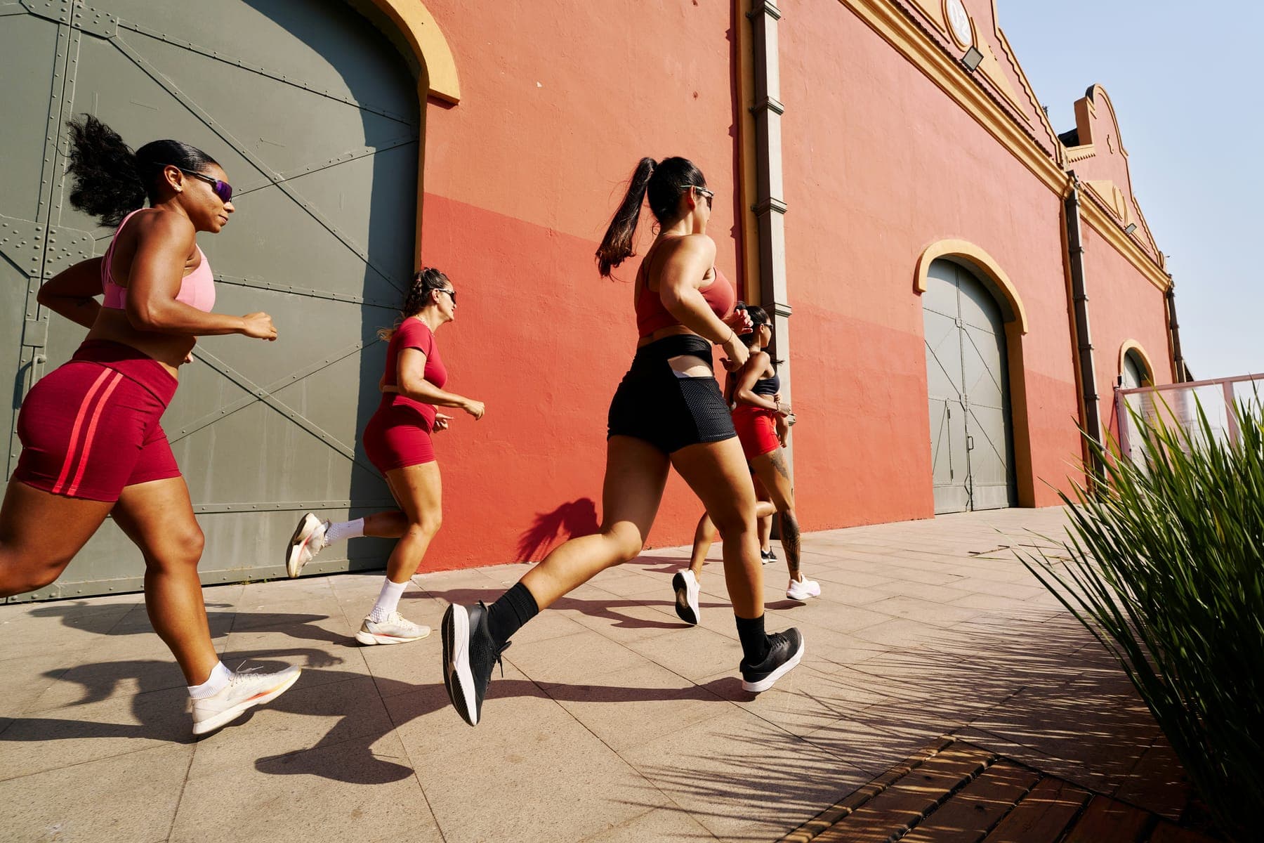Groupe de coureuses lors d'une sortie urbaine, courant ensemble